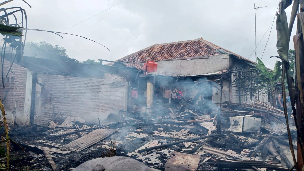 Kebakaran melanda sebuah rumah di Dusun Pelabuhan, Desa Pangarengan, Kecamatan Legonkulon, Kabupaten Subang, pada Jumat (17/1).