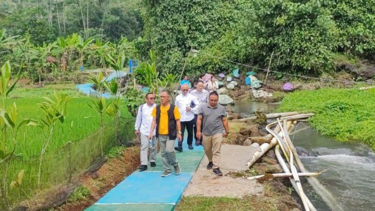 Direktur Utama Perumda TRS, Lukman Nurhakim saat meninjau mata air Cibulakan di Cijambe Subang.