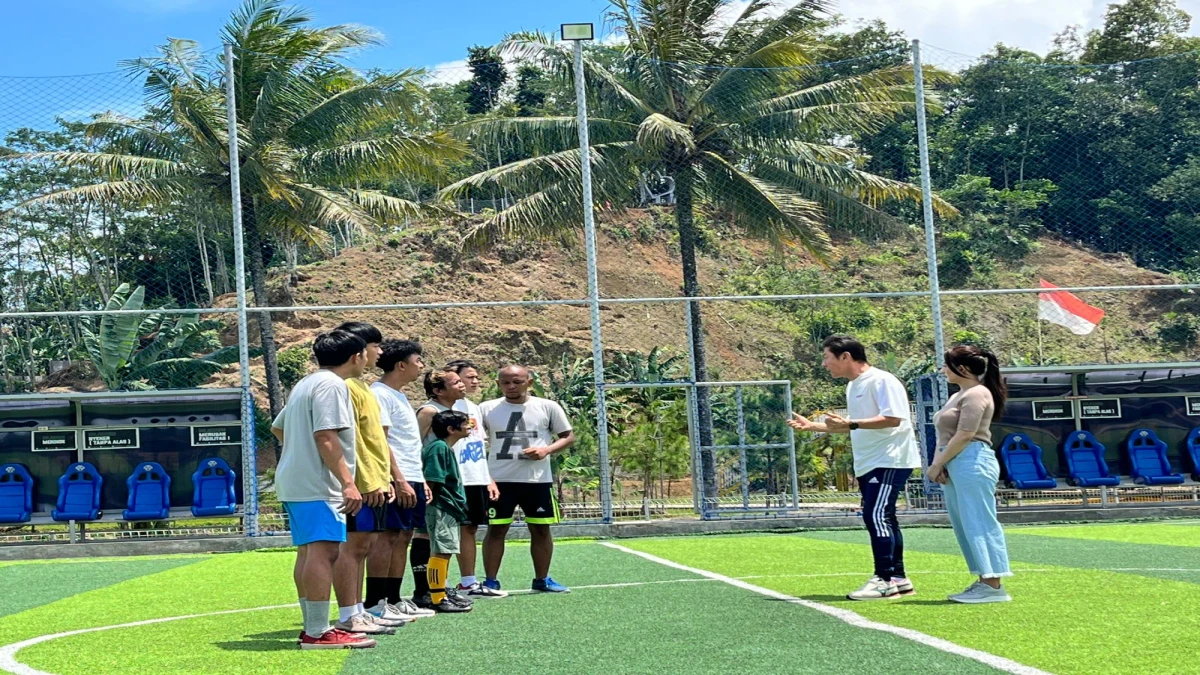 Mantan pelatih asal Korea Selatan ini hadir sebagai bintang tamu atau cameo dalam film bergenre horor komedi berjudul Ghost Soccer. Syuting berlangsung di Kampung Cikaruncang, Kecamatan Cisalak, Kabupaten Subang.