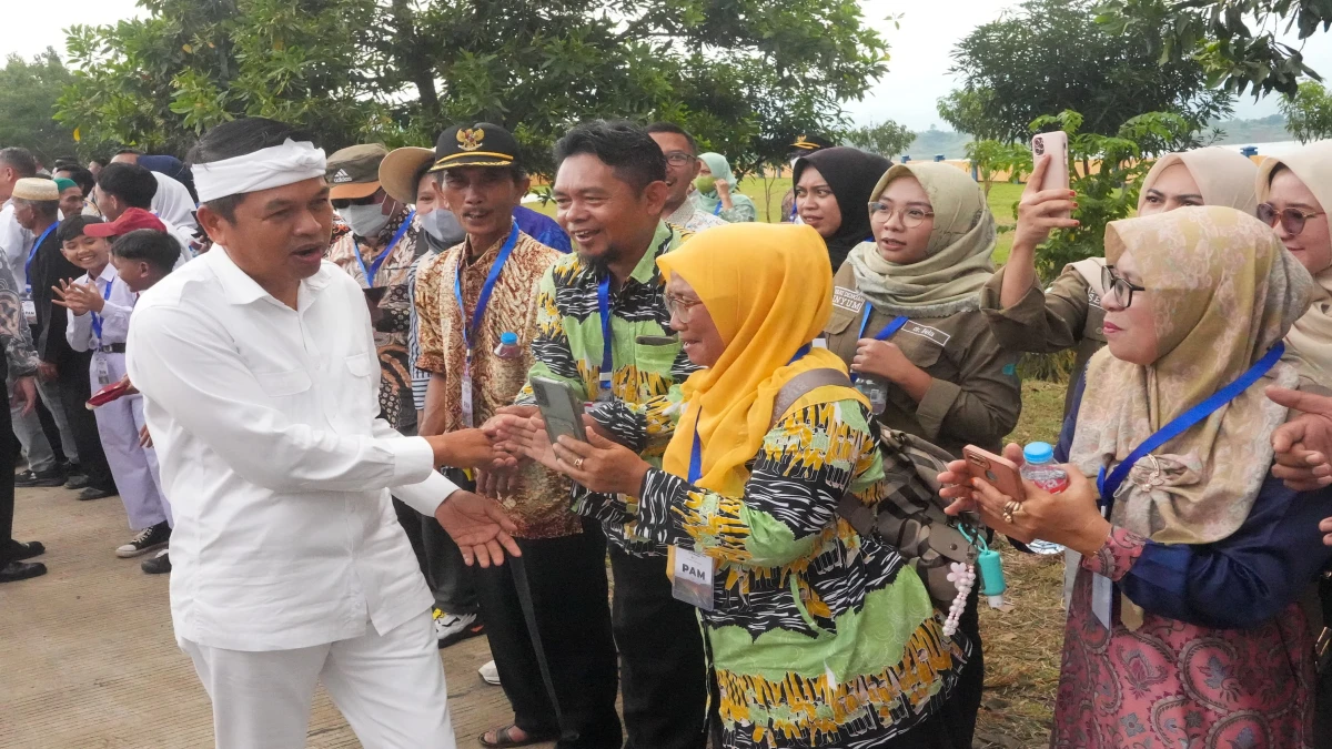 Gubernur Jabar terpilih Dedi Mulyadi saat bertemu dengan masyarakat.