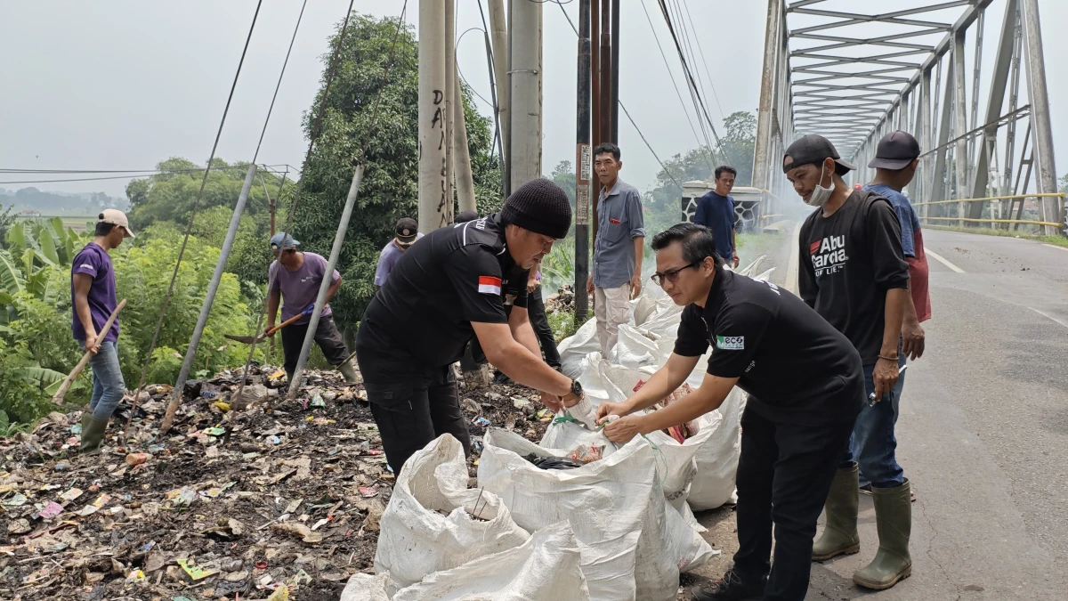 PT Eco Paper Indonesia menggelar aksi bersih-bersih untuk menjaga kebersihan lingkungan.