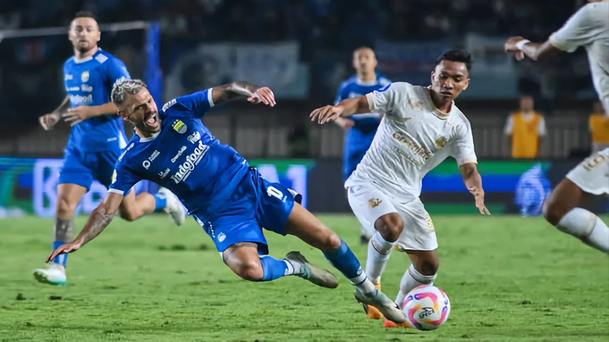 Link Live Streaming Arema FC vs Persib Bandung di Liga 1 Hari Ini. Sumber foto : (BolaSport.com)