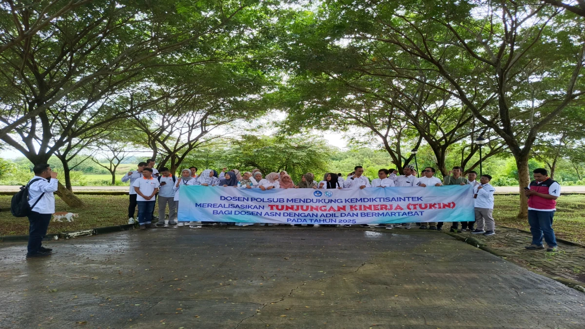 Sebanyak 70 Dosen di Politeknik Negeri Subang (POLSUB) menggelar aksi damai pada Jumat, 24 Januari 2025 dengan membawa banner untuk merealisasikan Tunjangan Kinerja (TUKIN) bagi seluruh Dosen Aparatur Sipil Negara (ASN).