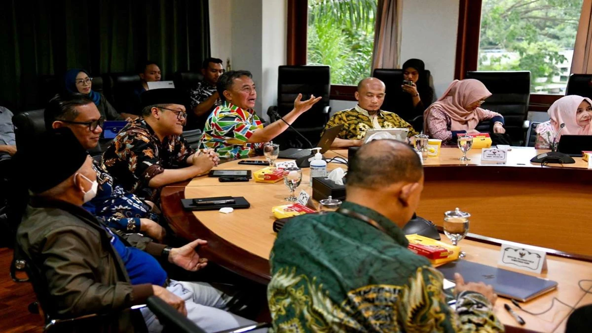 Sekda Jabar Herman melakukan kunjungan lapangan (site visit) ke Kawasan Perkotaan Jatinangor (KPJ), Jum'at (24/1/2025) di Kampus ITB Jatinangor, Kabupaten Sumedang.