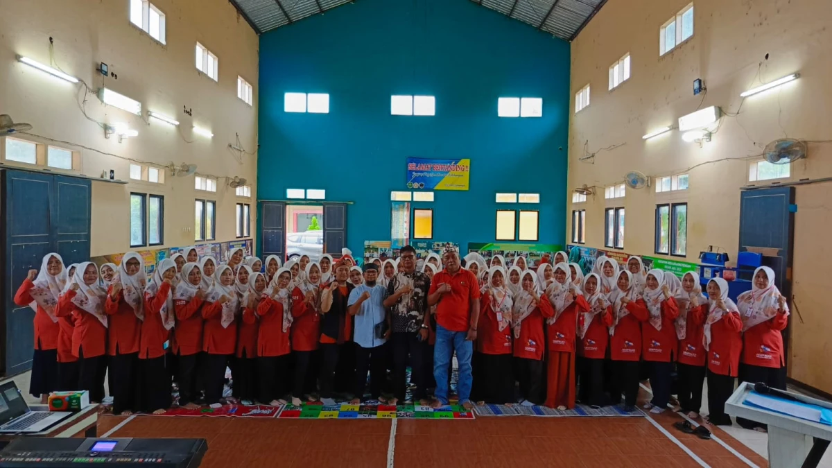 Kepala Satuan Pendidikan Formal (KSPF) dan guru PAUD tetap bersemangat mengikuti Pelatihan Lagu dan Gerak Tematik yang diselenggarakan di GOR Desa Bojongtengah, pada Rabu (29/1/2025).