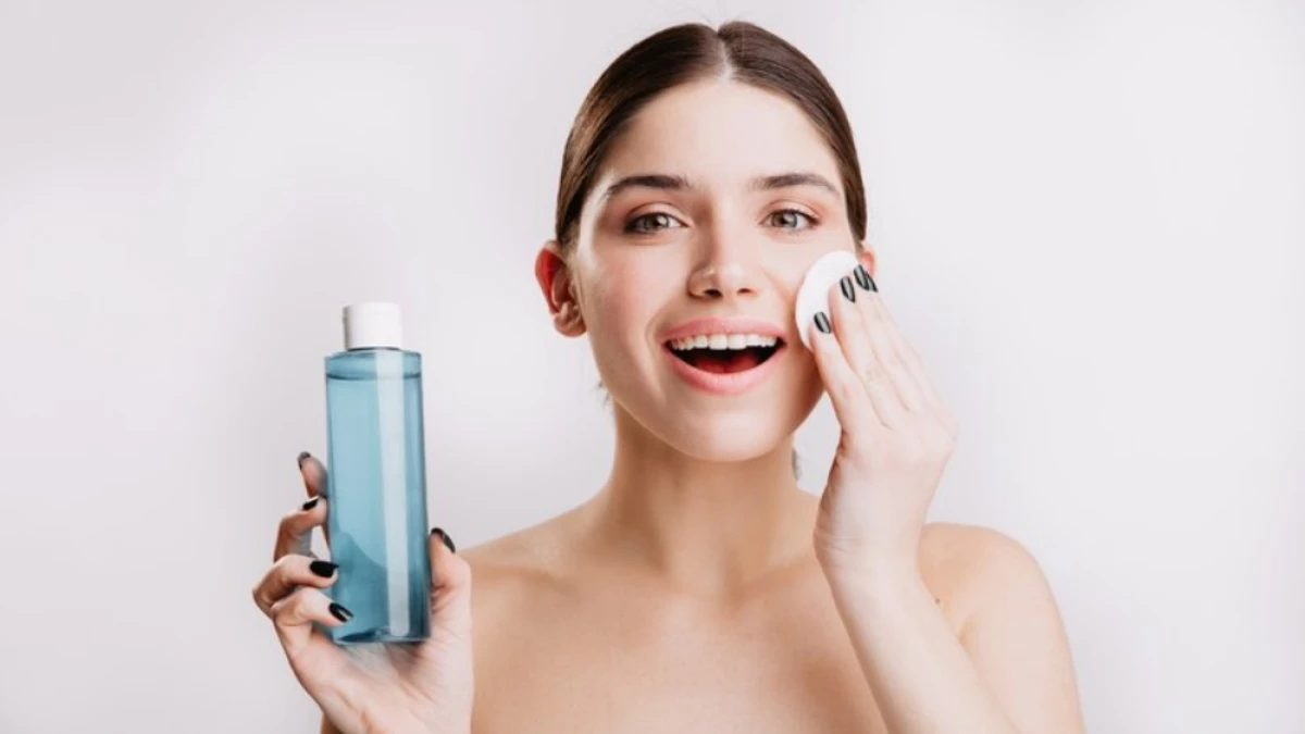 Sering Pake Skincare? Cari Tahu Perbedaan Micellar Water dan Toner untuk Wajah