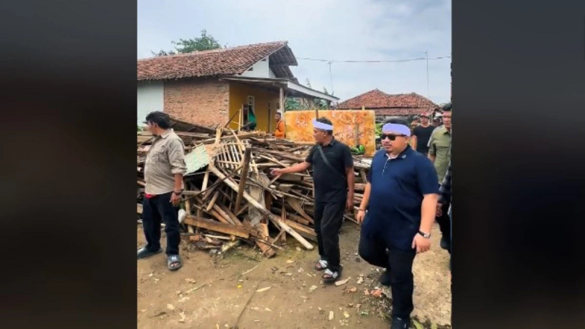 Bupati Subang Terpilih Reynaldy Berikan Bantuan pada Warga Terdampak Puting Beliung di Pusakajaya