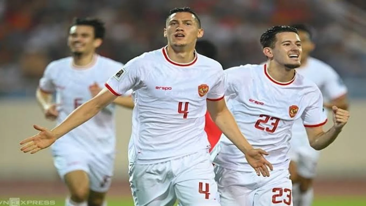 Bek Timnas Indonesia Jay Idzes (tengah) selebrasi gol ke gawang Vietnam dalam Kualifikasi Piala Dunia 2026 di Stadion My Dinh, Hanoi, 26 Maret 2024. (Sumber foto VNEXPRESS.NET)