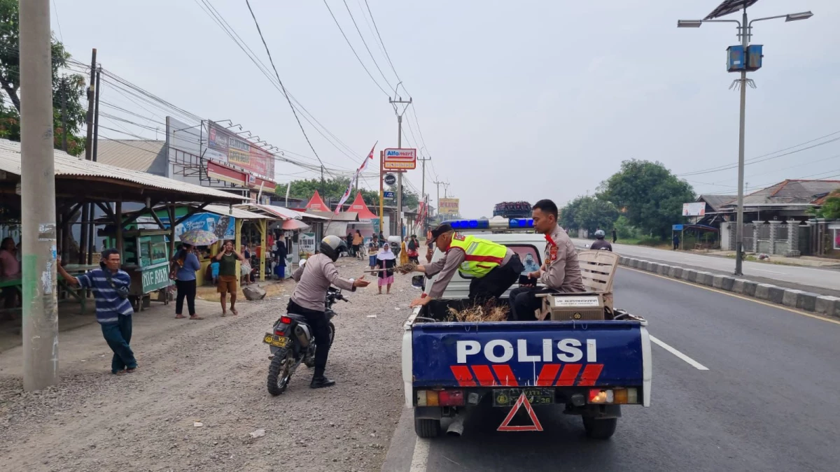 Kapolsek Pusakanagara, Kompol Jusdijachlan bersama anggota saat membubarkan penyapu koin.