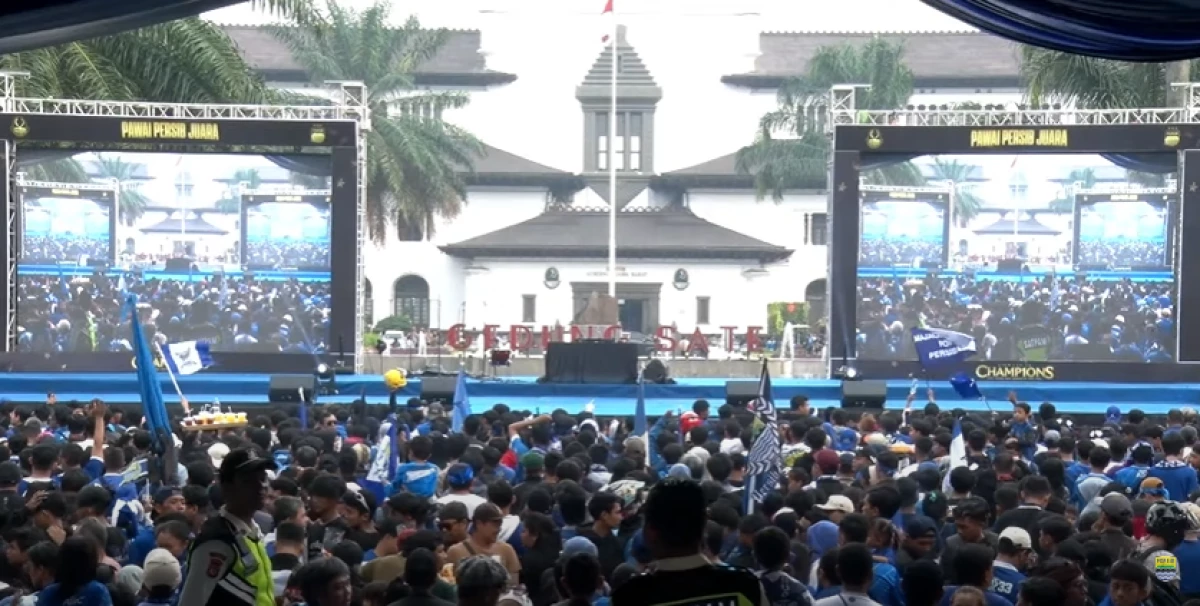 Persib Tiba di Bandung, Bobotoh Sambut Lewat Konvoi Hingga Berkumpul di Gedung Sate