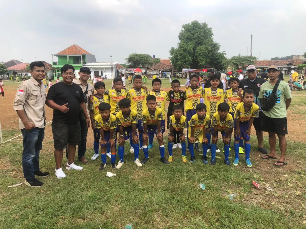 CINDYD DESITA PUTRI/PASUNDAN EKSPRES.    Anak-anak Pantura Subang dibawah naungan Paradise Law Firm saat melakukan latihan olahraga sepakbola.