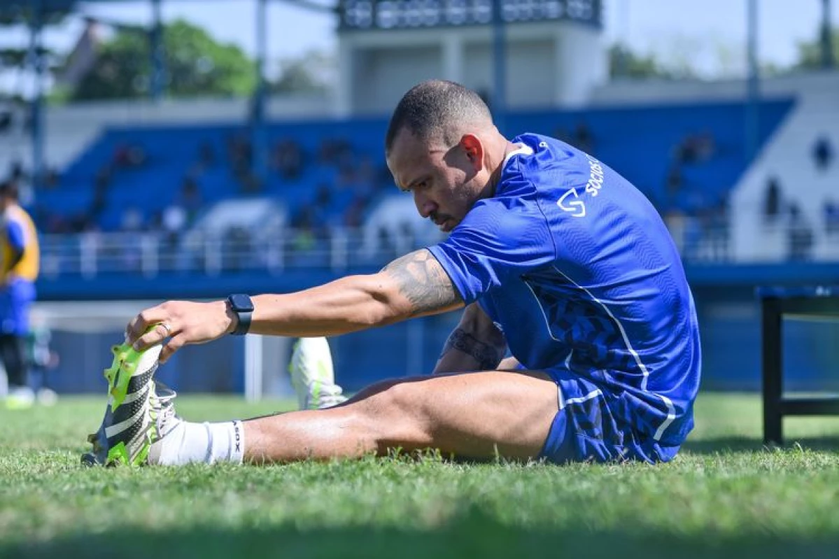 Bek baru Persib Bandung asal Brasil pada Selasa (16/7/2024) di Stadion Persib, Sidolig, Bandung. Sumber (KOMPAS.com/ADIL NURSALAM)