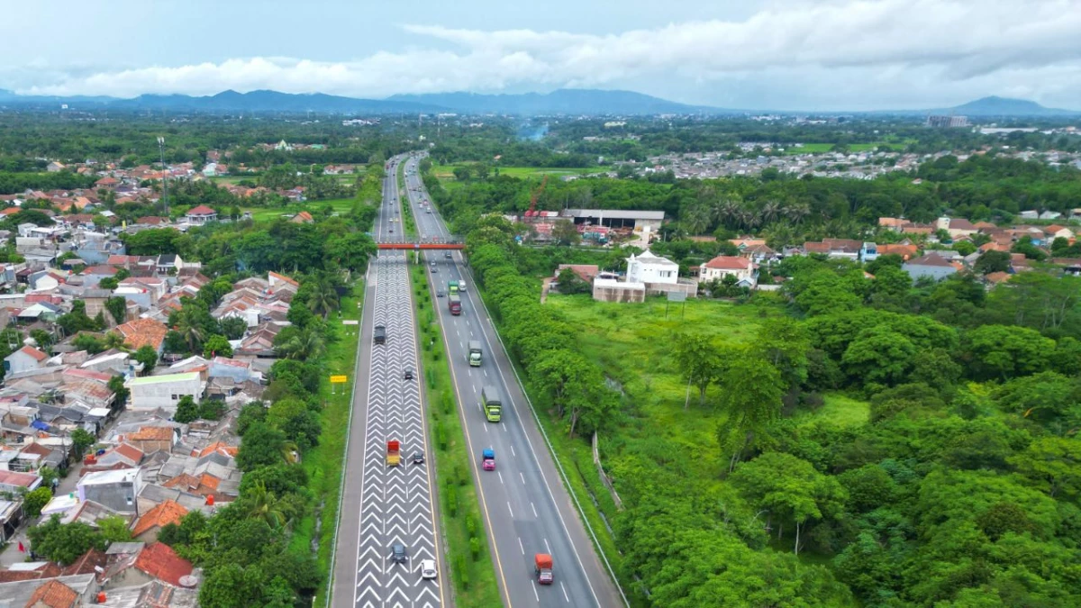 Kendaraan roda empat saat melintas di ruas jalan tol.