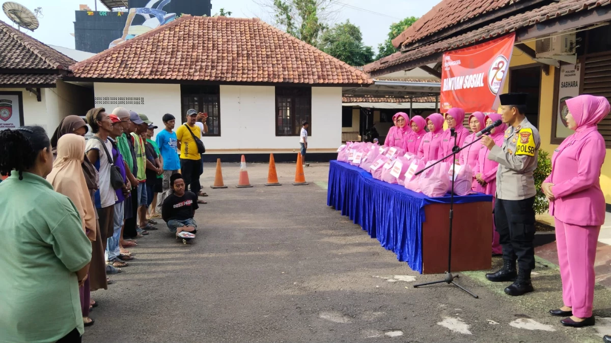 DADAN RAMDAN/PASUNDAN EKSPRES  BAKTI SOSIAL: Kapolsek Pagaden Kompol Dede Suherman saat memimpin kegiatan bakti sosial menyambut Hari Bhayangkara ke 78 tahun 2024 ini, Selasa (18/6).