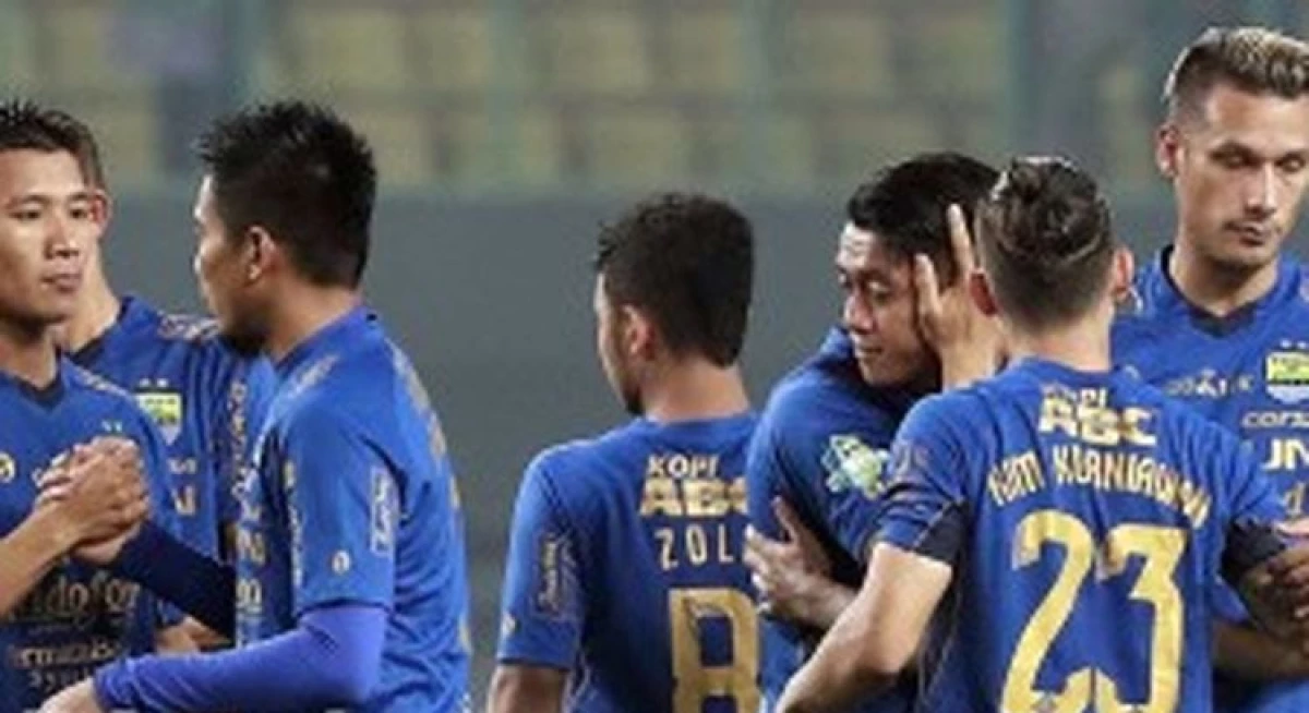 Pemain Persib Bandung saling bersalaman sumber (FERNANDO RANDY/BOLA/JUARA.NET)