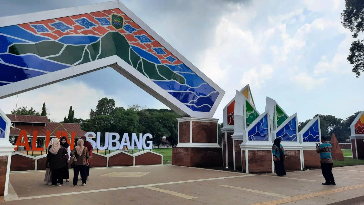 Warga saat berfoto di Alun-alun Subang. Berbagai pembangunan yang dilakukan pemerintah, salah satu sumber dananya berasal dari pajak yang dibayar oleh warga negara.