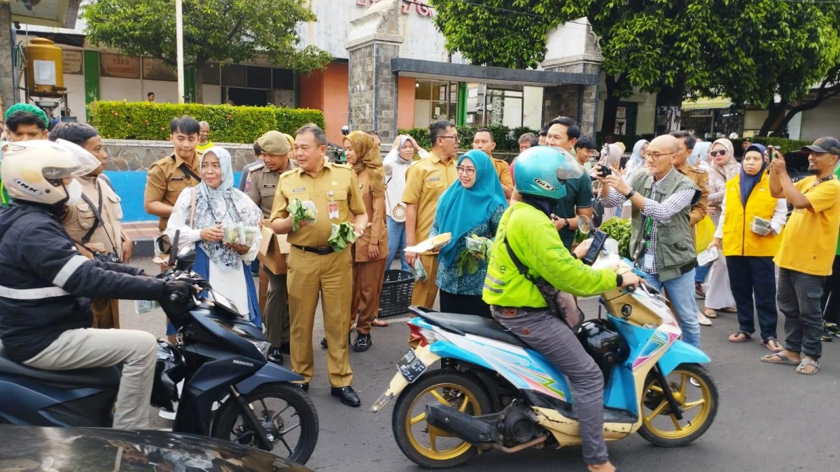 Ibu-ibu KWT Bagikan Takjil