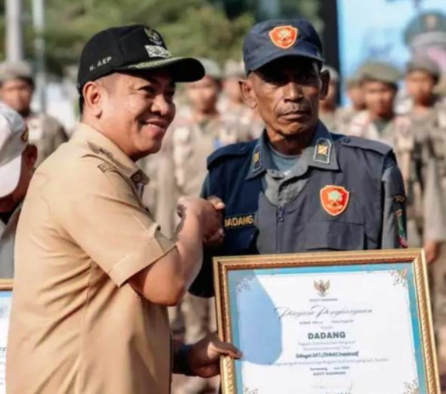 Satpol PP dan Satlinmas Garda Karawang