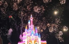 Pesta kembang api ala Disney yang dipersembahkan Cafe Castle Cikao Park Purwakarta tepat pada malam pergantian tahun 2024-2025 berhasil memukau ribuan pengunjung.