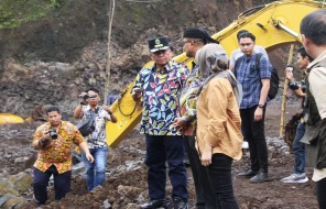 Pj Bupati Subang, Dr. Imran bersama Sekda Jabar, Herman Suryatman saat meninjau proyek galian ilegal di wilayah Subang Selatan.