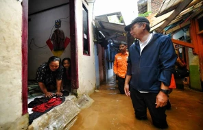 Penjabat Gubernur Jawa Barat, Bey Machmudin, melakukan kunjungan langsung ke lokasi banjir di Kecamatan Dayeuhkolot, Kelurahan Dayeuhkolot, Kabupaten Bandung, pada Sabtu (25/01/2025).