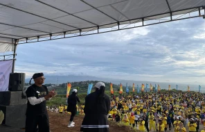 Tokoh media Dahlan Iskan memeriahkan acara senam santai yang digelar oleh The Emeralda Resort di Padalarang, Kabupaten Bandung Barat (KBB), Selasa 28 Januari 2025.