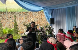 Mantan Menteri Badan Usaha Milik Negara (BUMN) Dahlan Iskan menghadiri giat yang diselenggarakan oleh The Emeralda Resort Padalarang, Kabupaten Bandung Barat, Selasa (28/1/2025).