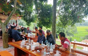 Warung Vila Atas Sawah